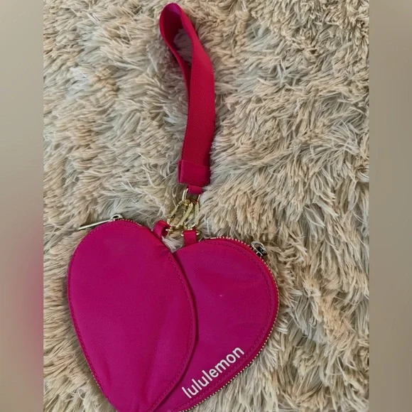 LULU LEMON DUAL POUCH WRISTLET HEART 🩷 - Picture 2 of 6
